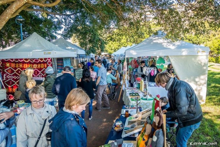 avoca beachside markets crowds 768x512