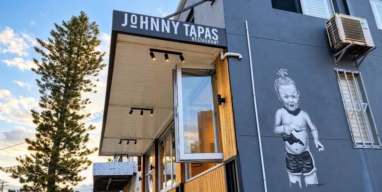 johnny tapas restaurant norah head exterior mural 768x386