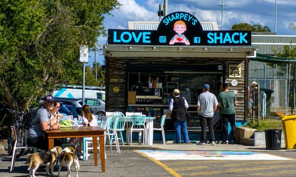 Sharpey's Love Shack takeaway café with outdoor seating in Woy Woy